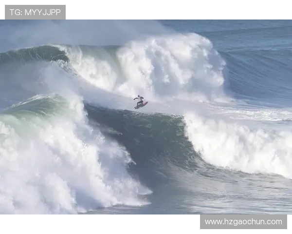 夏威夷世界桨板冲浪锦标赛现惊人巨浪挑战引发全球关注 夏威夷世界桨板冲浪锦标赛现惊人巨浪挑战引发全球关注